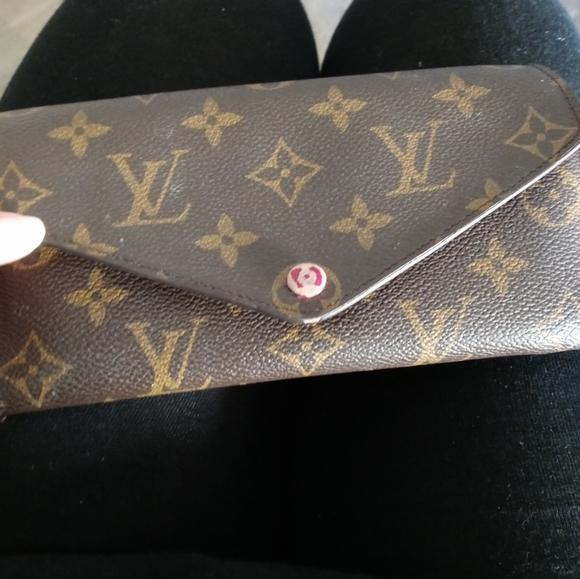 Gorgeous LV wallet - Picture 3 of 5